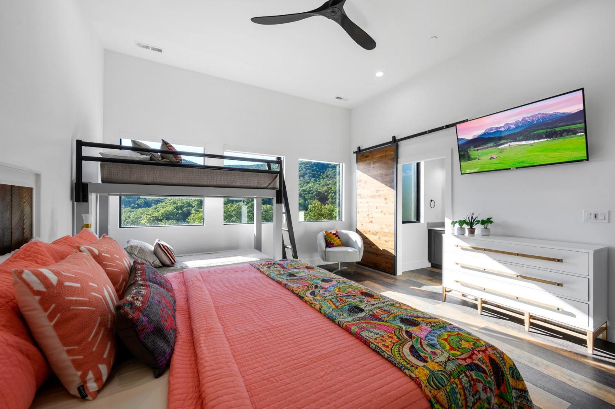 Villa Higher Power, 6bdrm 6bath, Specials, Free Tickets, Indoor Pool, Amazing View, Hot Tub, Gameroom Pigeon Forge