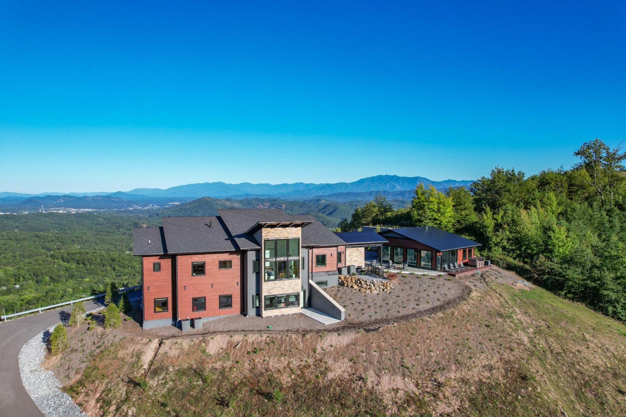 Villa Higher Power, 6bdrm 6bath, Specials, Free Tickets, Indoor Pool, Amazing View, Hot Tub, Gameroom Pigeon Forge