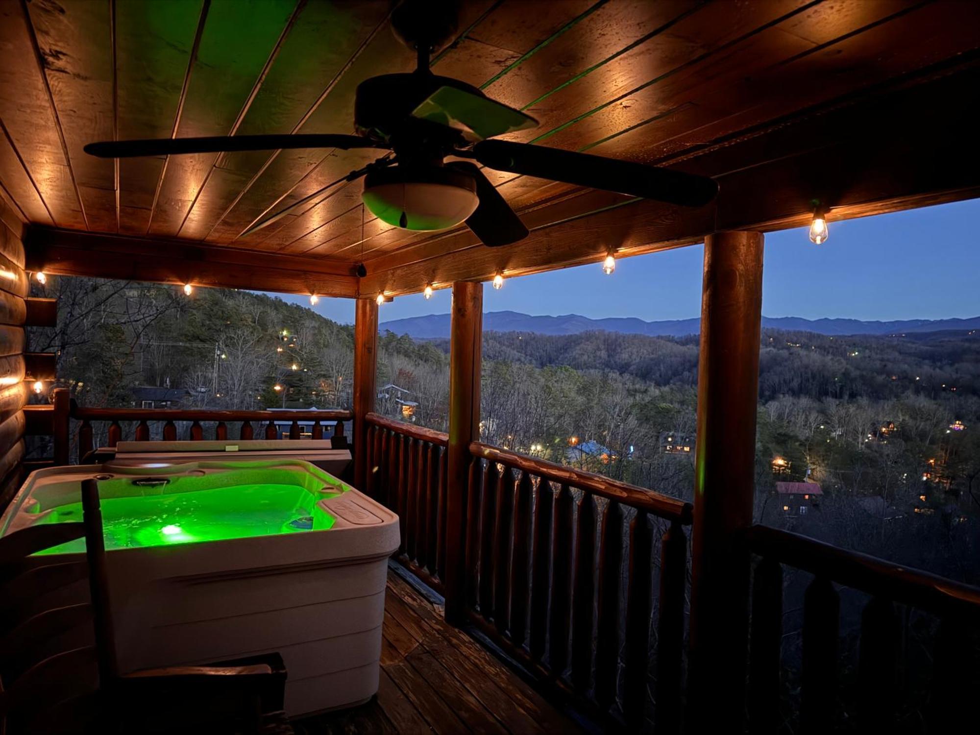 Chalet Smoky Paws - Exceptional Cabin, Stunning Mountain Views, Hot Tub, Tranquil, Gigabit Internet, Free L2 Ev *