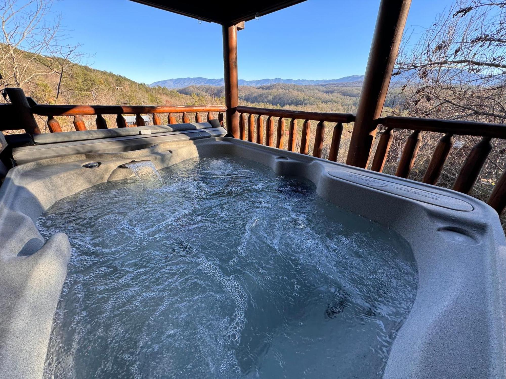 Chalet Smoky Paws - Exceptional Cabin, Stunning Mountain Views, Hot Tub, Tranquil, Gigabit Internet, Free L2 Ev *