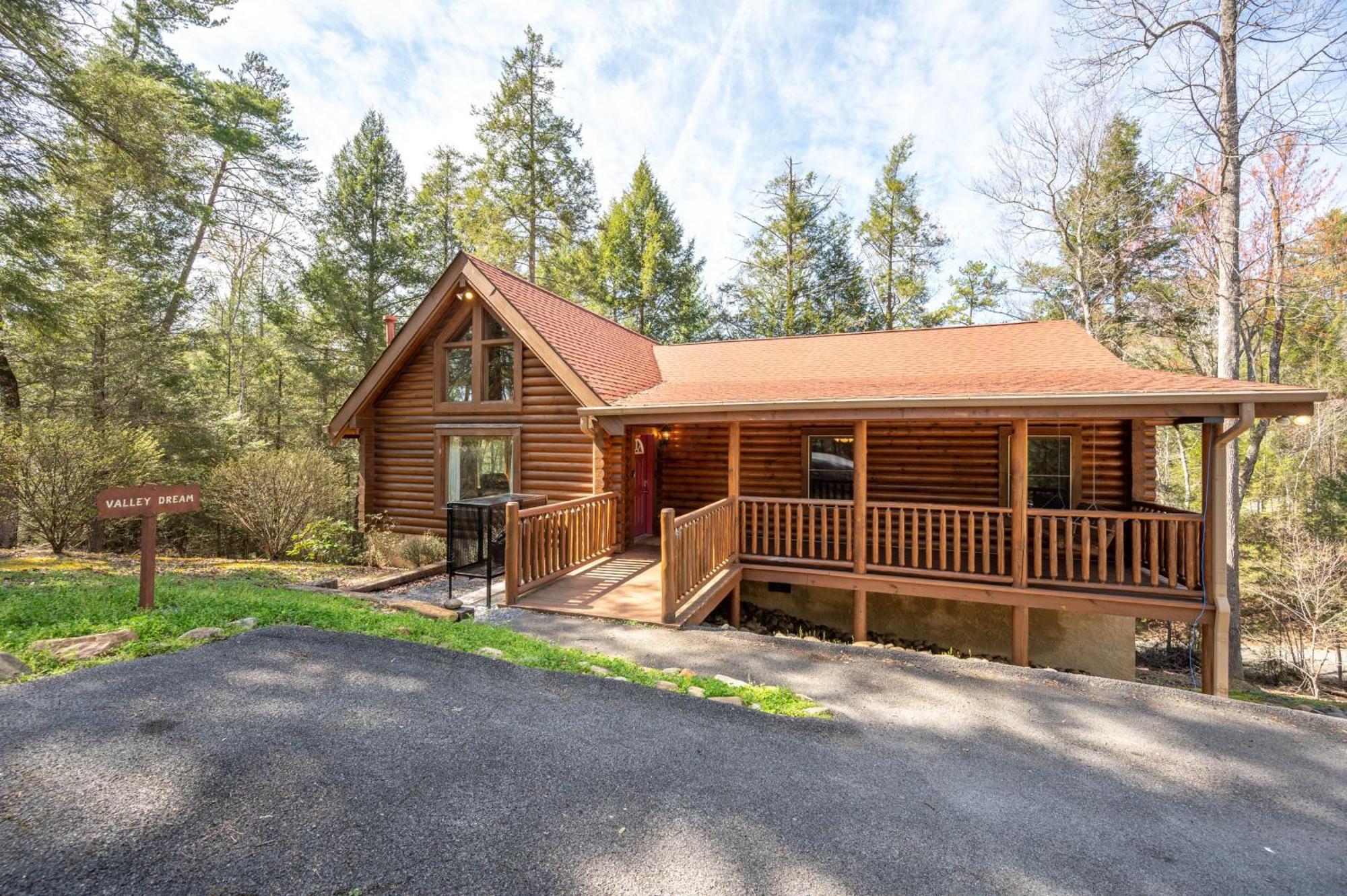 Chalet Valley Dream:3 Bdrm 3bath, Specials, Free Tickets, One Level Pigeon Forge