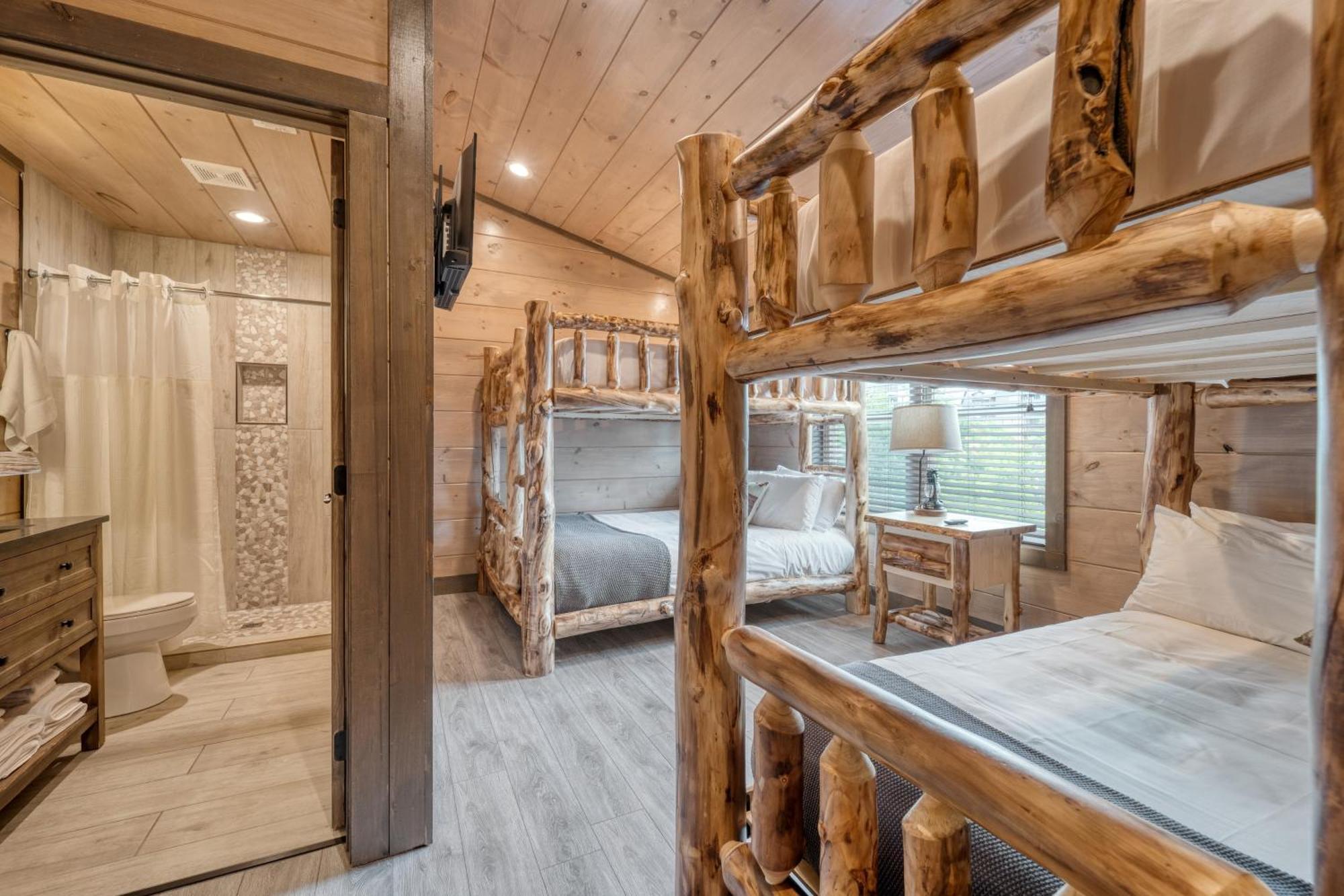 Holiday home Wanderer By Avantstay Sleeps 26 A Custom Smokies *