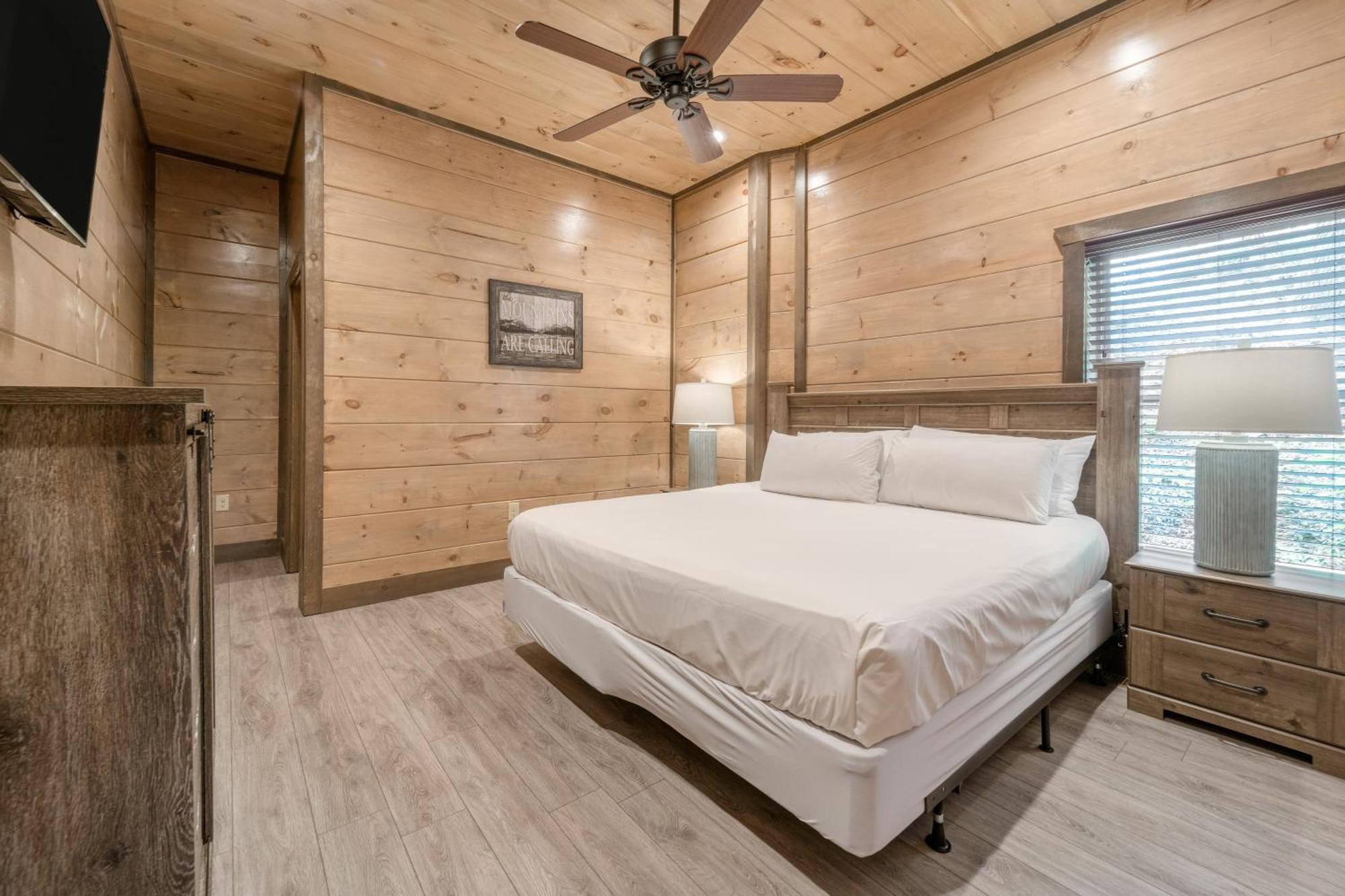 Wanderer By Avantstay Sleeps 26 A Custom Smokies
