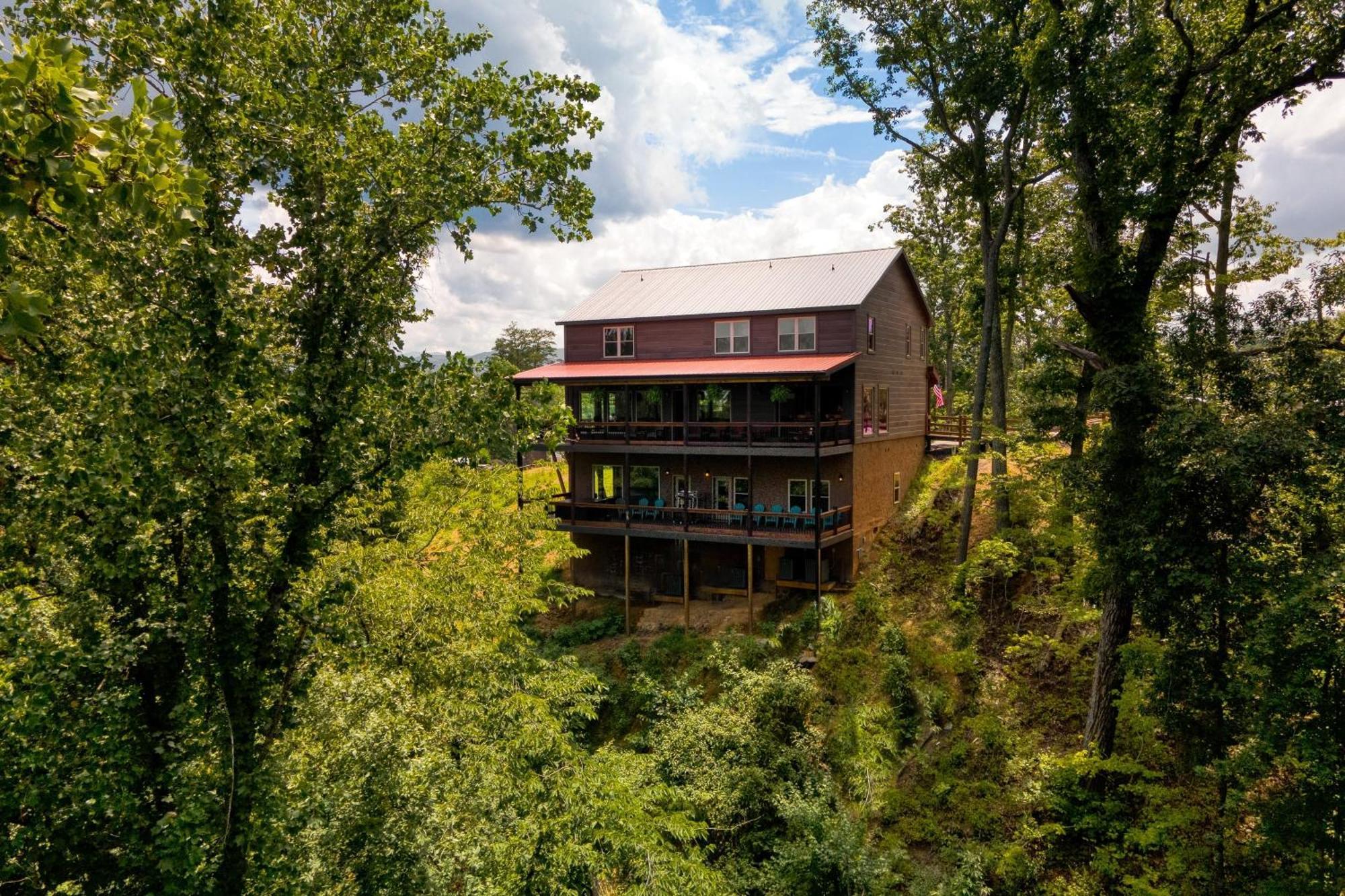 Wanderer By Avantstay Sleeps 26 A Custom Smokies