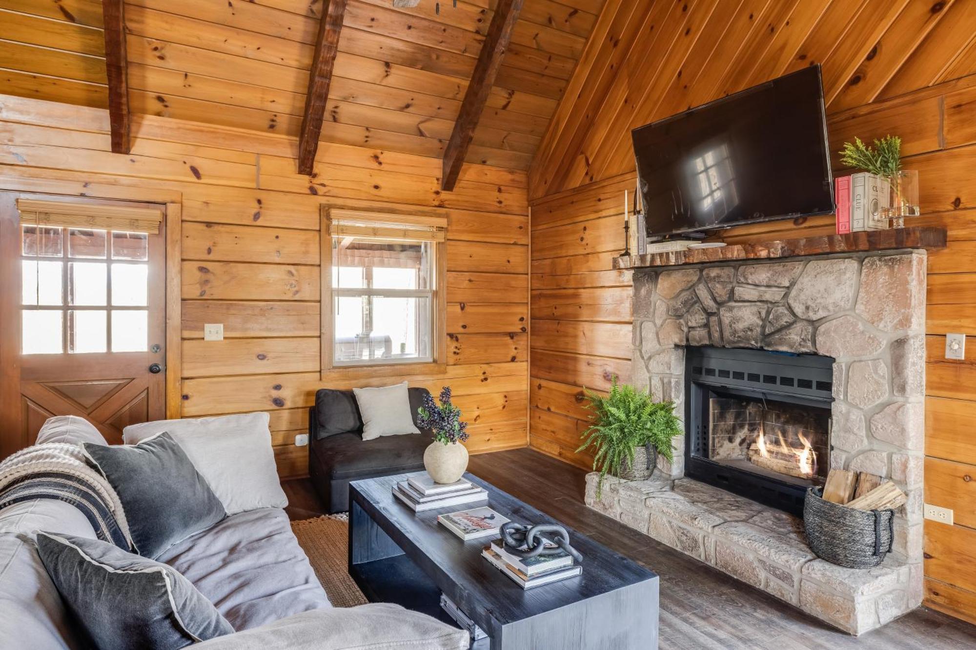 Dudley Iii By Avantstay Cosy Mountain W Hot Tub Great Views Pigeon Forge