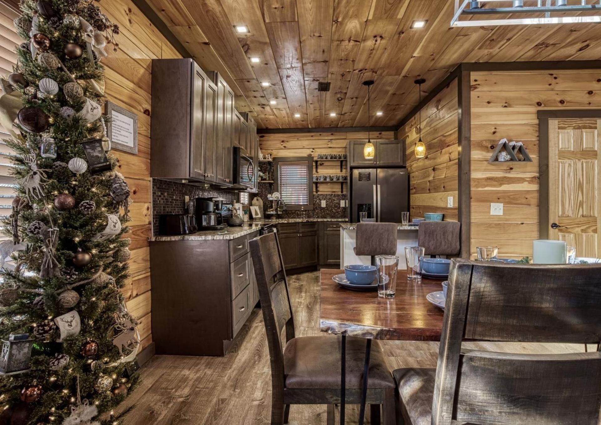 Ern823 - Eagle Falls - Great Location With Private Heated Indoor Pool! Close To Town!
