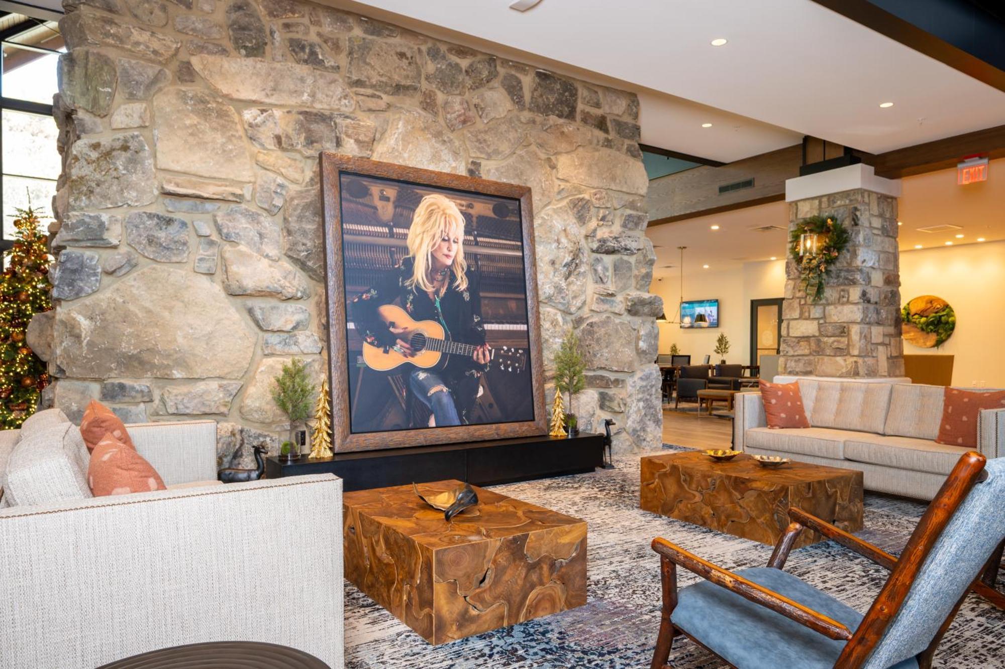 Hotel Dollywood's Heartsong & Pigeon Forge