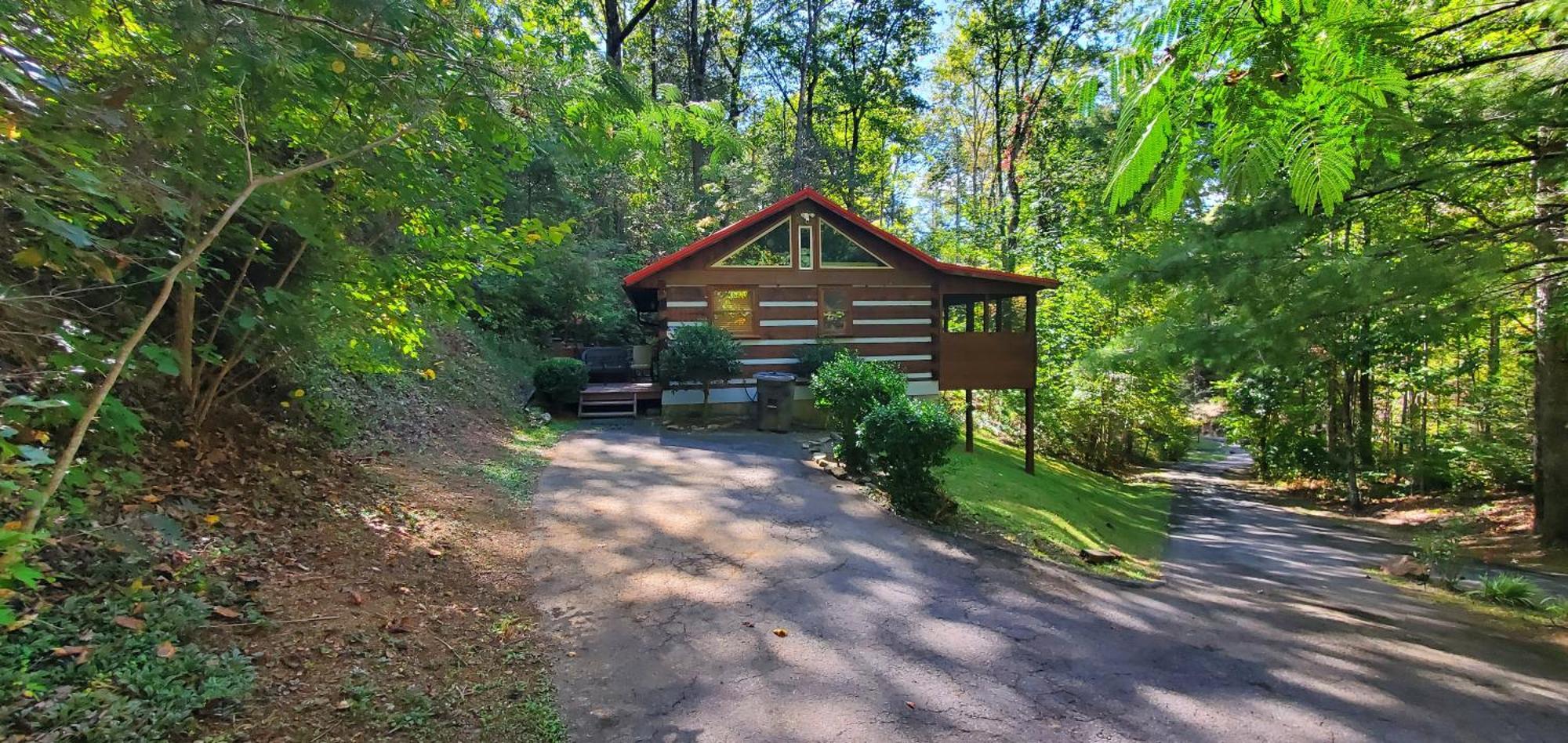 The Robins Nest With Hot Tub * Pigeon Forge