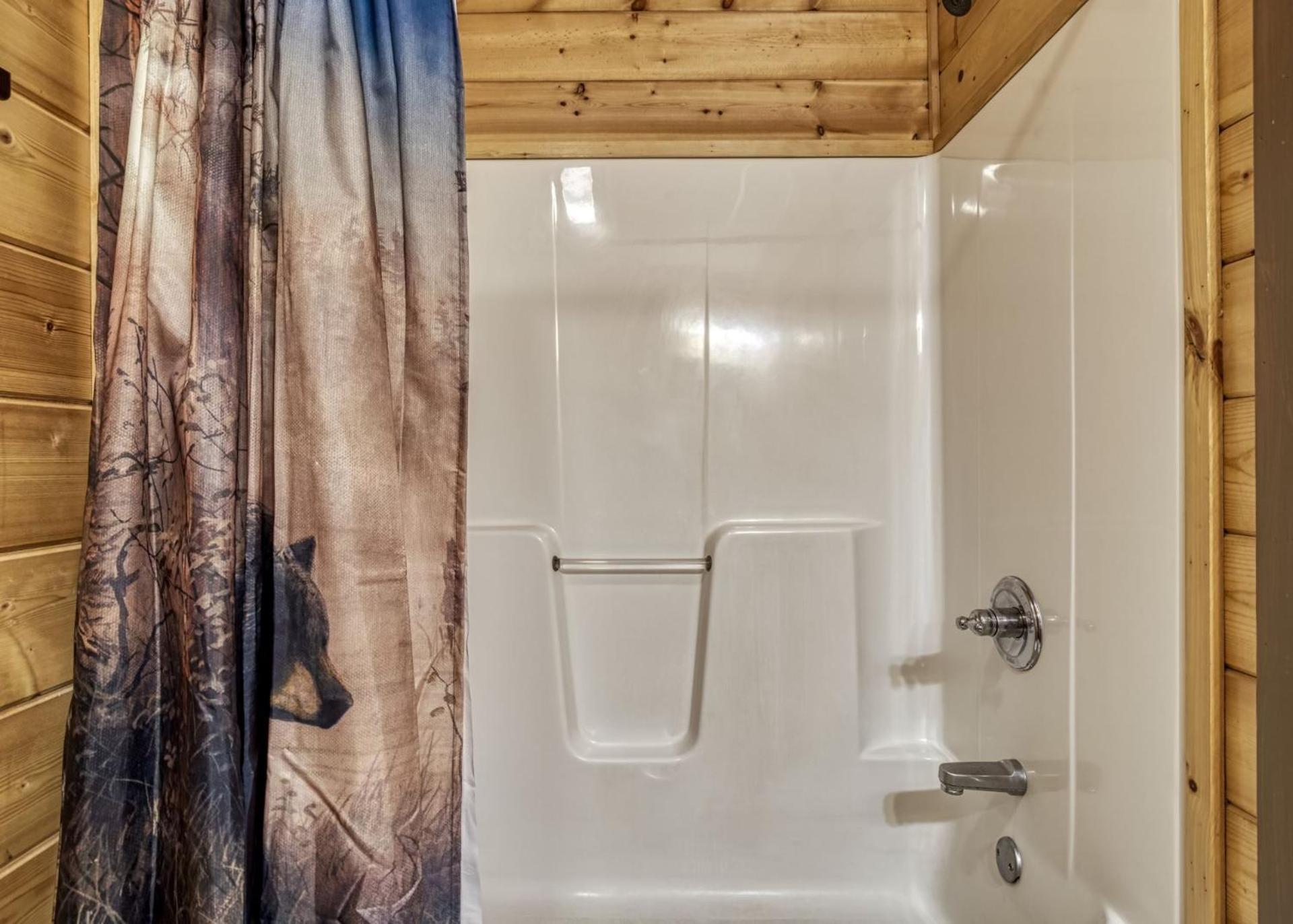 Ern858 - Eagles On High - Great Location! Close To The Action! Holiday home *