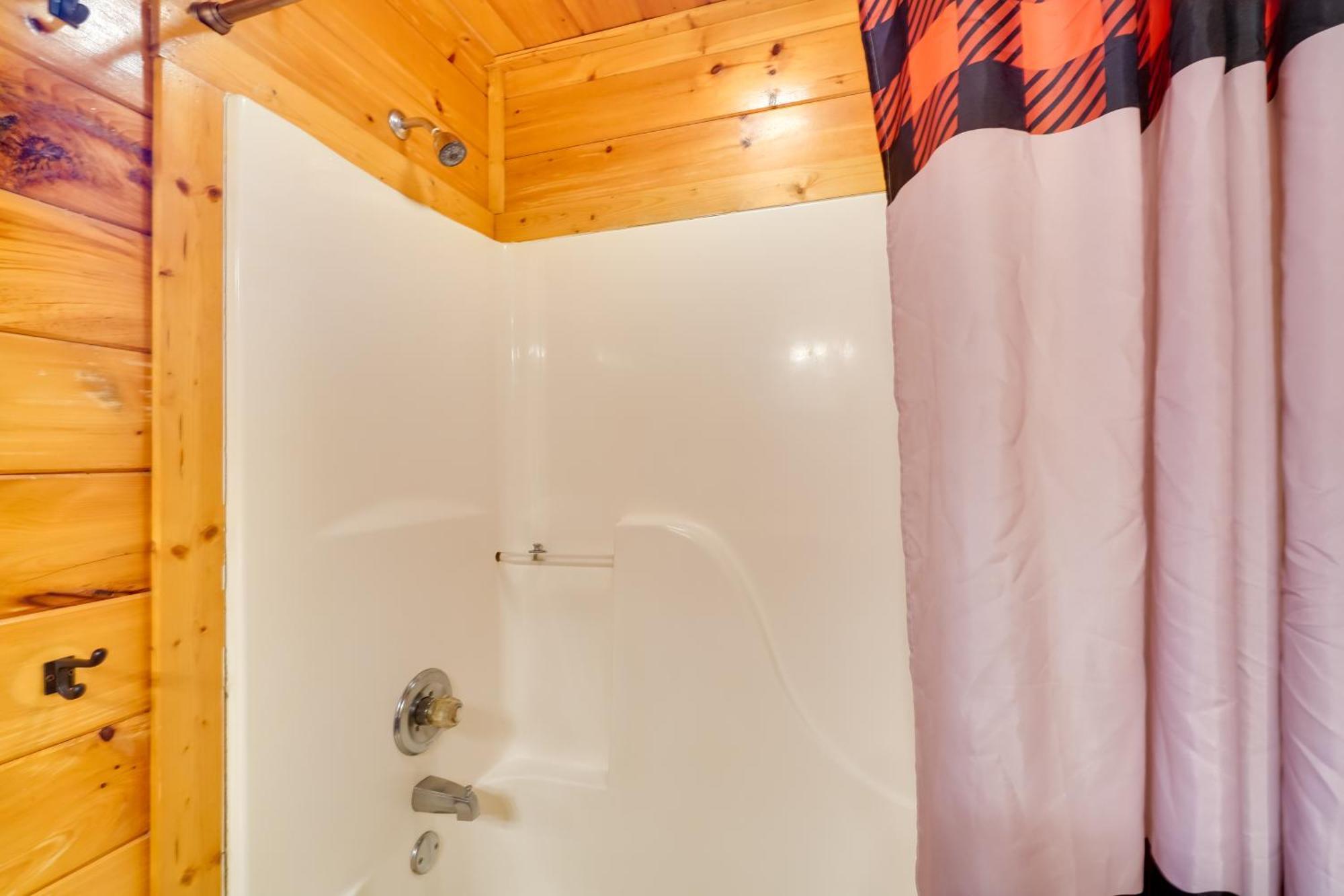 Holiday home Cabin With Hot Tub 5 Mi To Dollywood