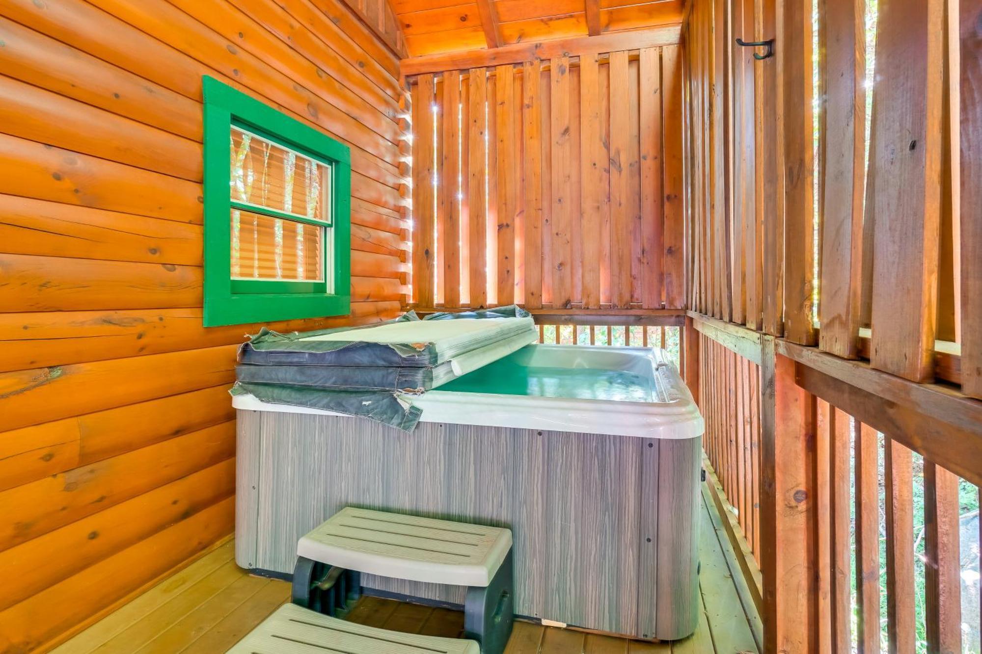 Cabin With Hot Tub 5 Mi To Dollywood Holiday home *