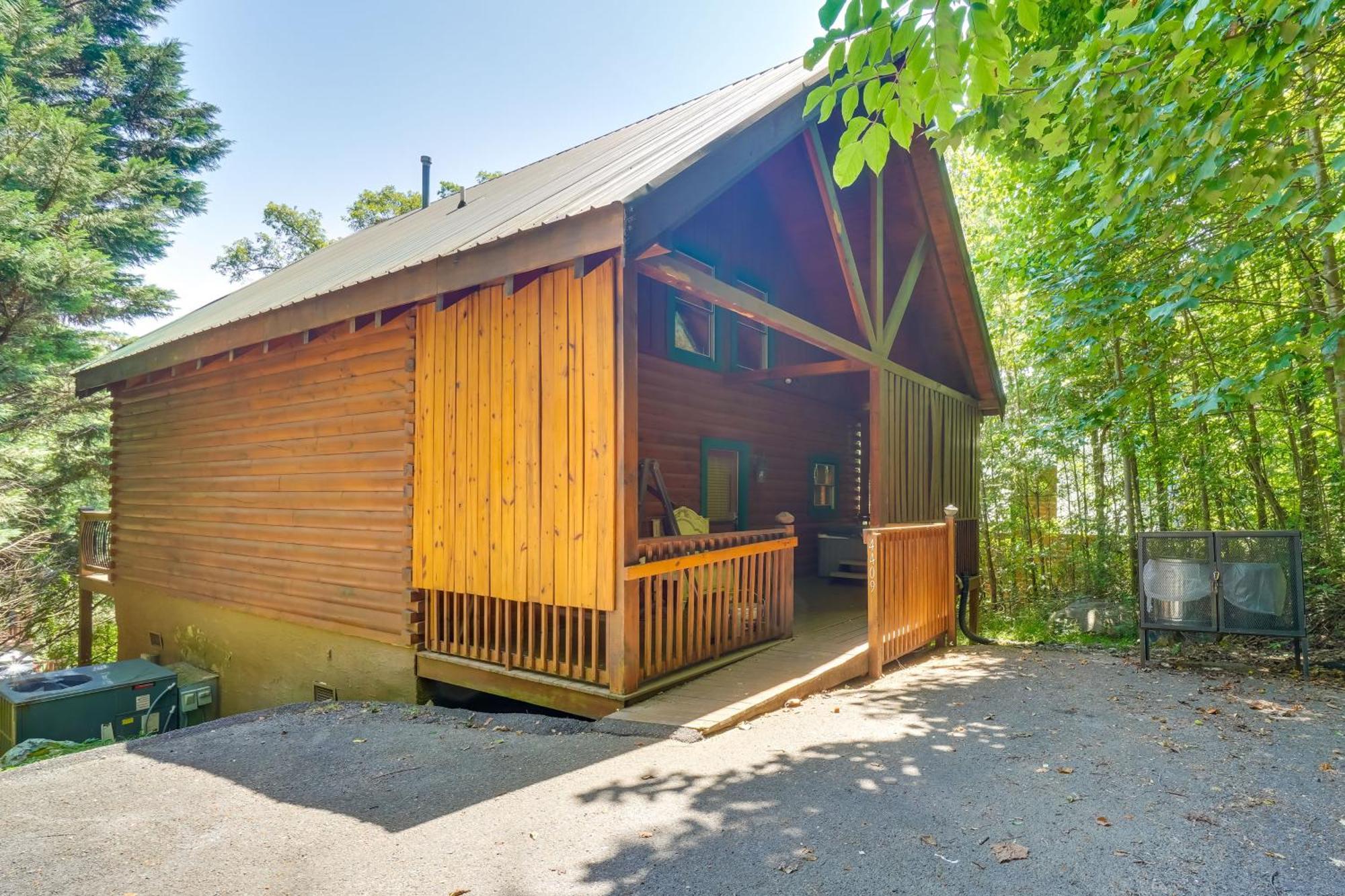 Cabin With Hot Tub 5 Mi To Dollywood Holiday home