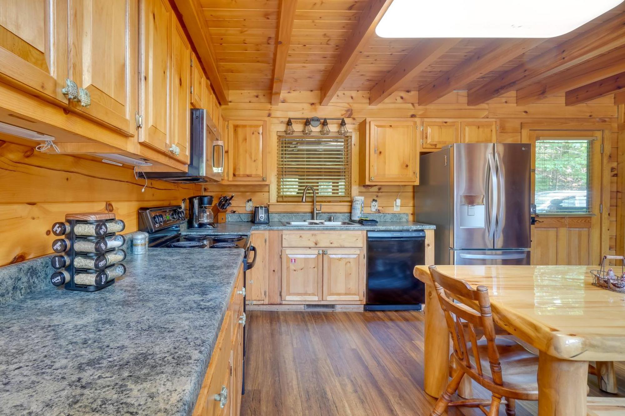 Cabin With Hot Tub 5 Mi To Dollywood Holiday home Pigeon Forge