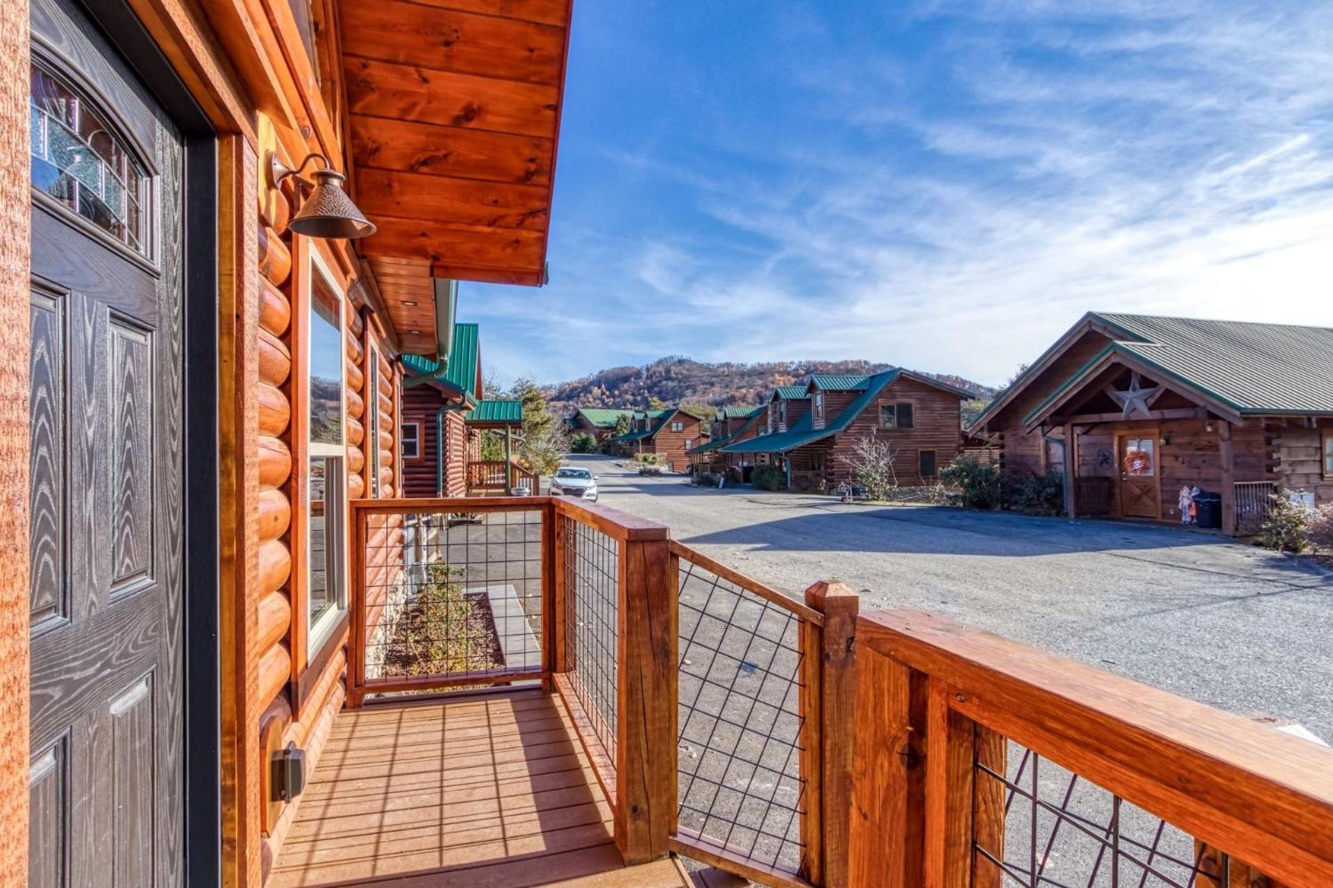 Ern823 - Eagle Falls - Great Location With Private Heated Indoor Pool! Close To Town! Holiday home