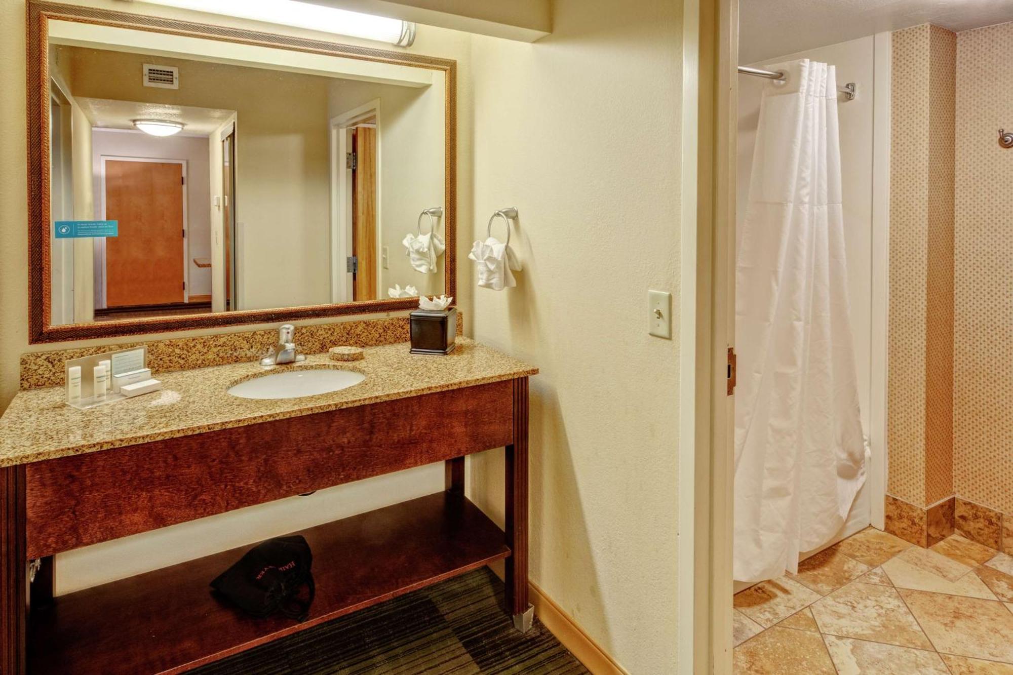 Hampton & On The Parkway Hotel
