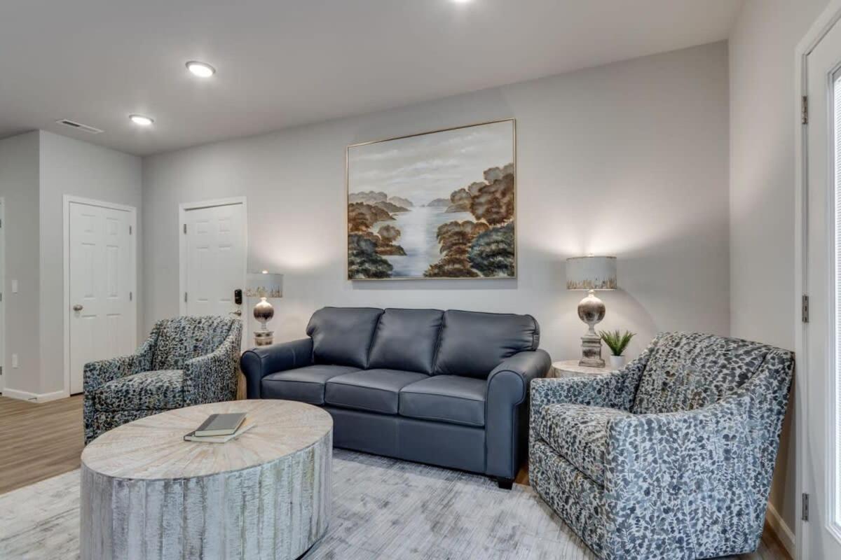 New 3 Bedroom Apt Ada Compliant Sleeps 8 *
