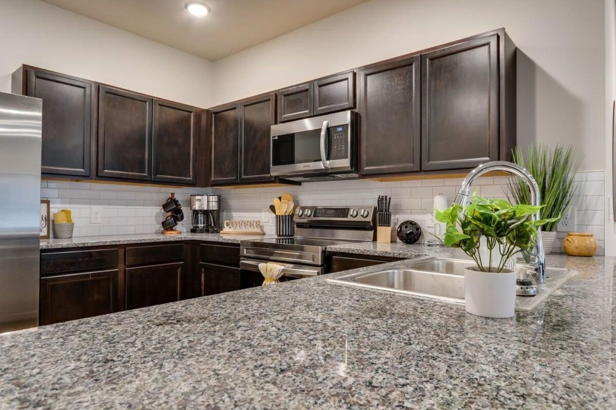 Apartment New 3 Bedroom Apt Ada Compliant Sleeps 8
