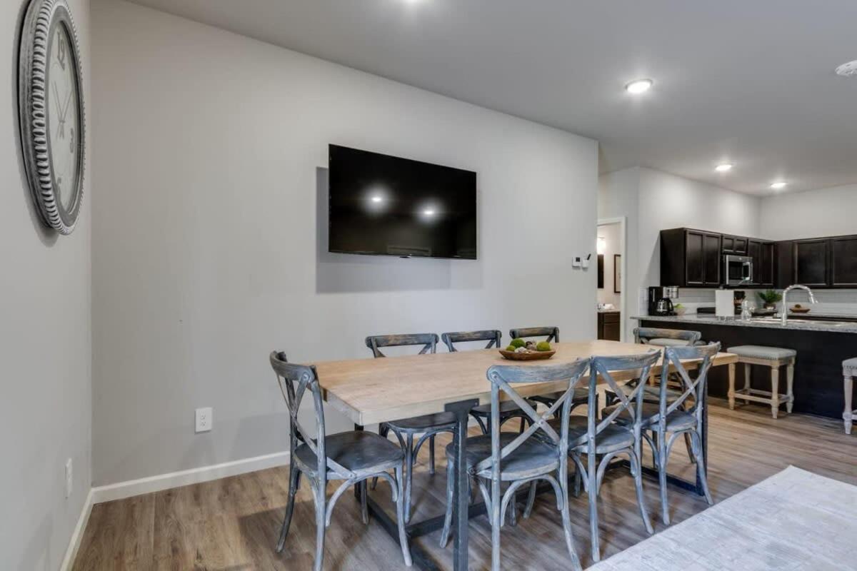 New 3 Bedroom Apt Ada Compliant Sleeps 8 Apartment