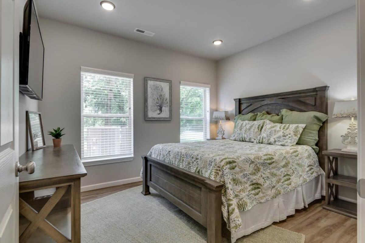 New 3 Bedroom Apt Ada Compliant Sleeps 8 Apartment