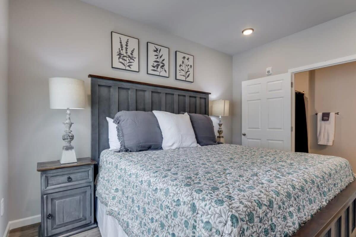 Apartment New 3 Bedroom Apt Ada Compliant Sleeps 8