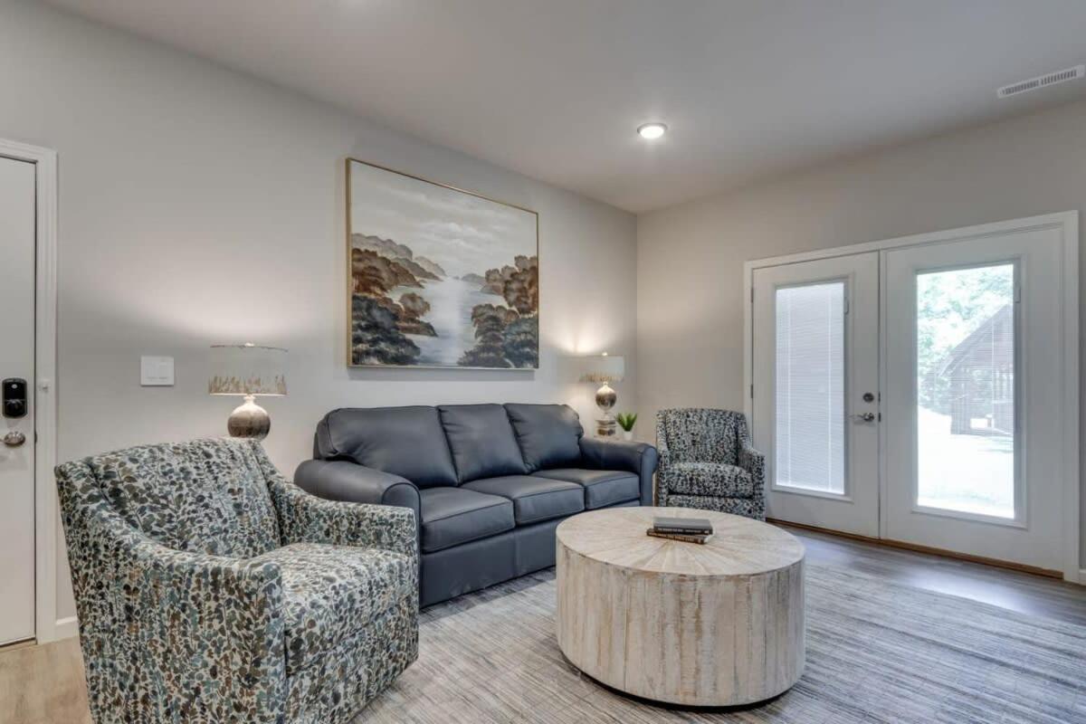 New 3 Bedroom Apt Ada Compliant Sleeps 8 Apartment