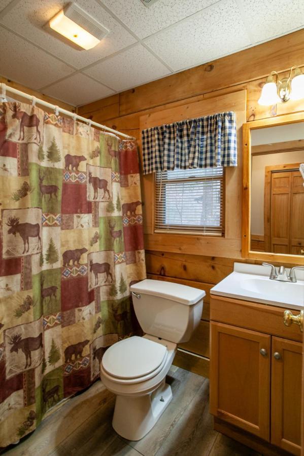5 Mins To Strip W/ Hot Tub+grill+more Holiday home Pigeon Forge