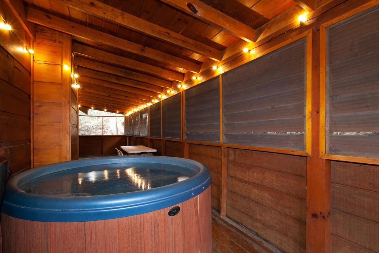 5 Mins To Strip W/ Hot Tub+grill+more Holiday home *