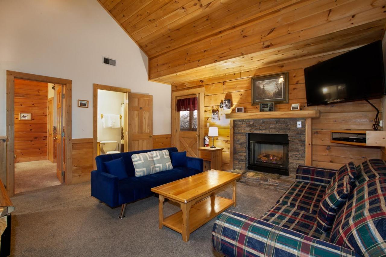 5 Mins To Strip W/ Hot Tub+grill+more Holiday home Pigeon Forge