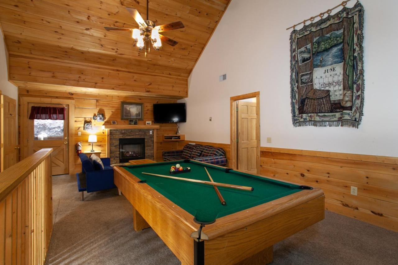 Holiday home 5 Mins To Strip W/ Hot Tub+grill+more Pigeon Forge