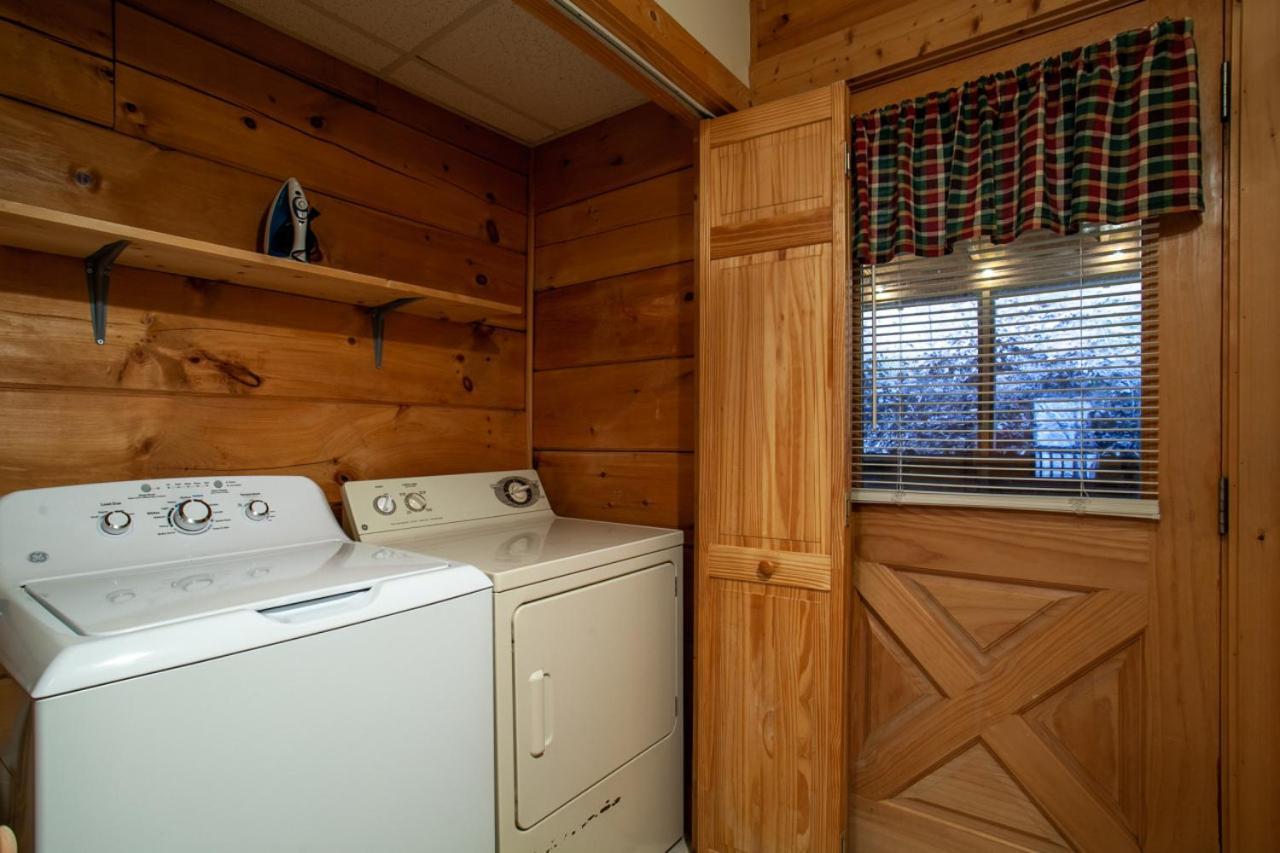 5 Mins To Strip W/ Hot Tub+grill+more * Pigeon Forge