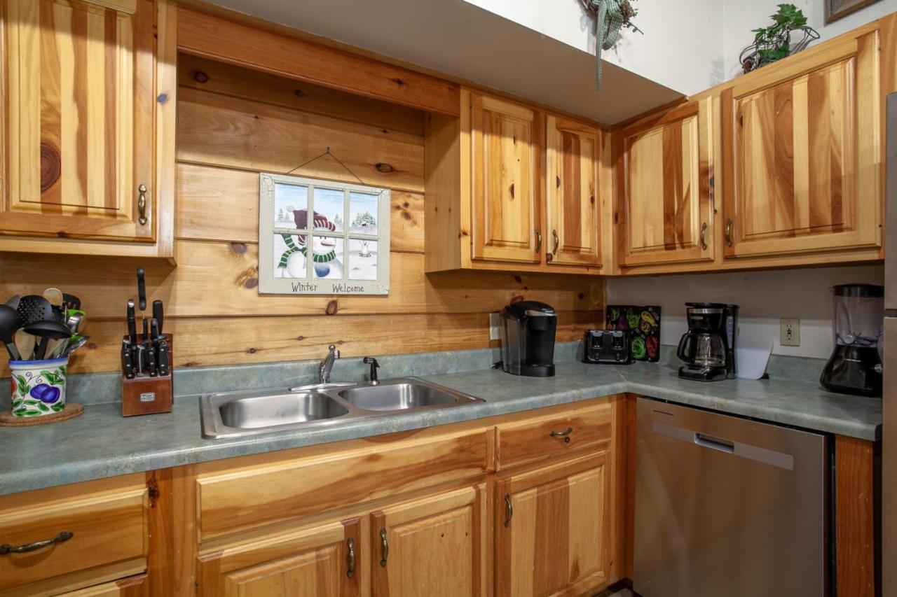 5 Mins To Strip W/ Hot Tub+grill+more Holiday home Pigeon Forge