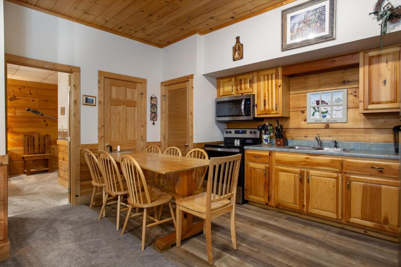 5 Mins To Strip W/ Hot Tub+grill+more Holiday home *