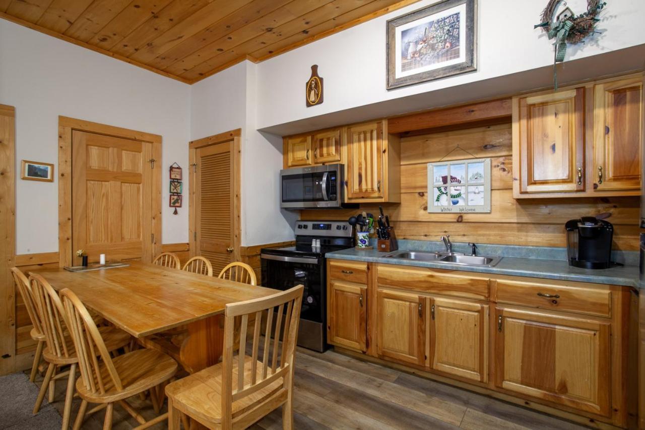 5 Mins To Strip W/ Hot Tub+grill+more Holiday home