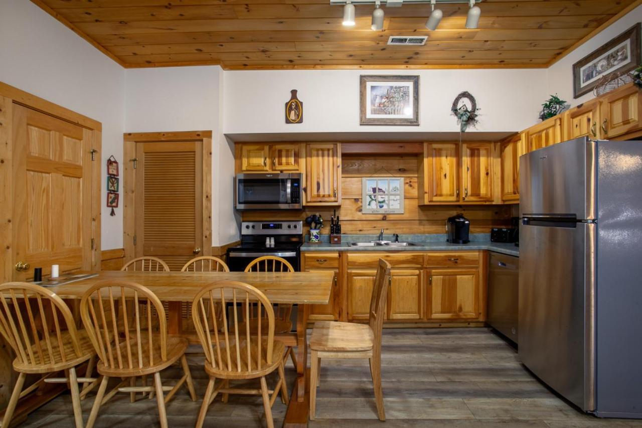 5 Mins To Strip W/ Hot Tub+grill+more Holiday home *