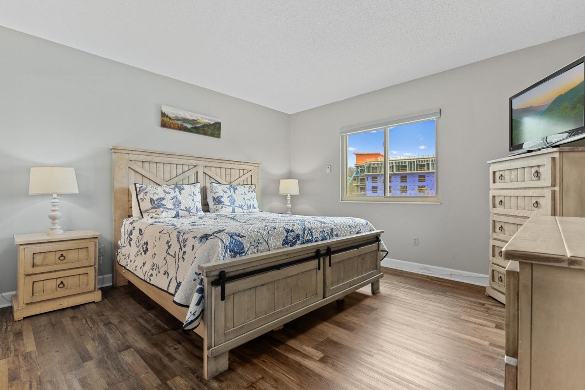 River View W Pool. Close To Many Attractions *