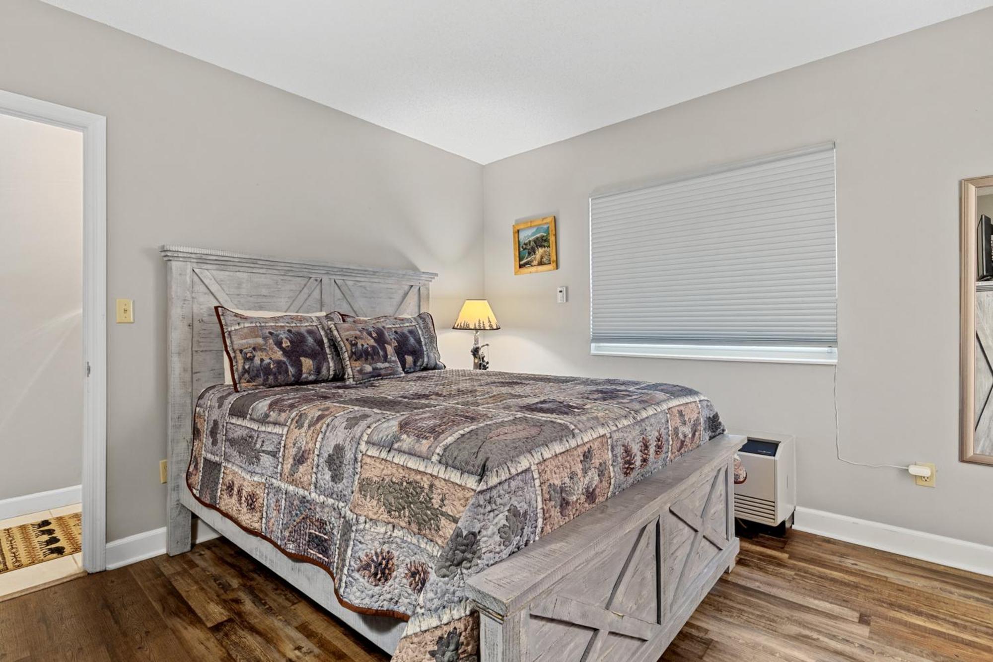 River View W Pool. Close To Many Attractions Apartment