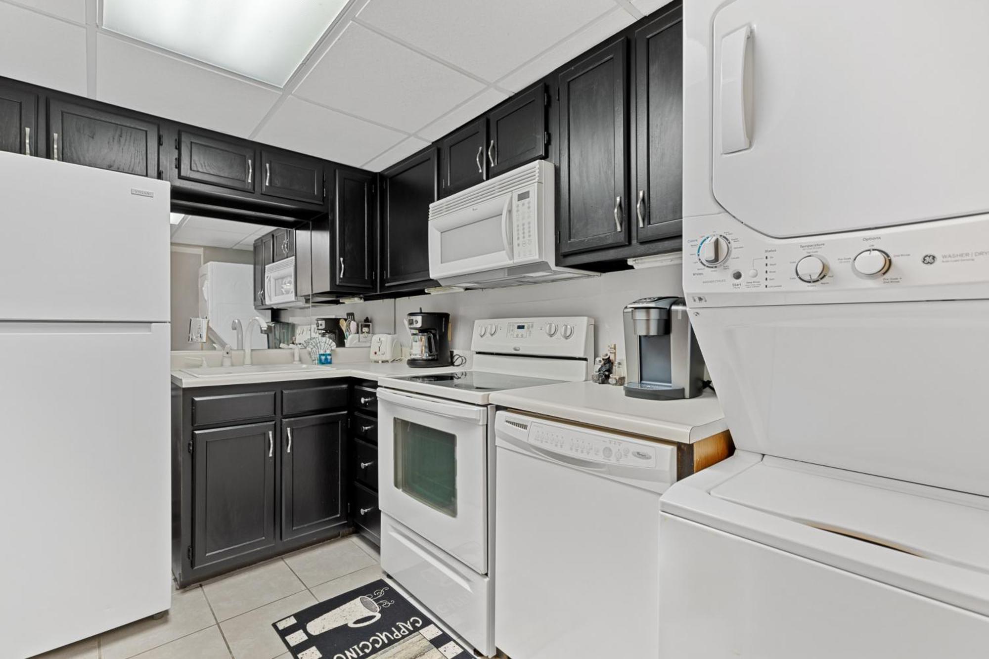 River View W Pool. Close To Many Attractions Apartment