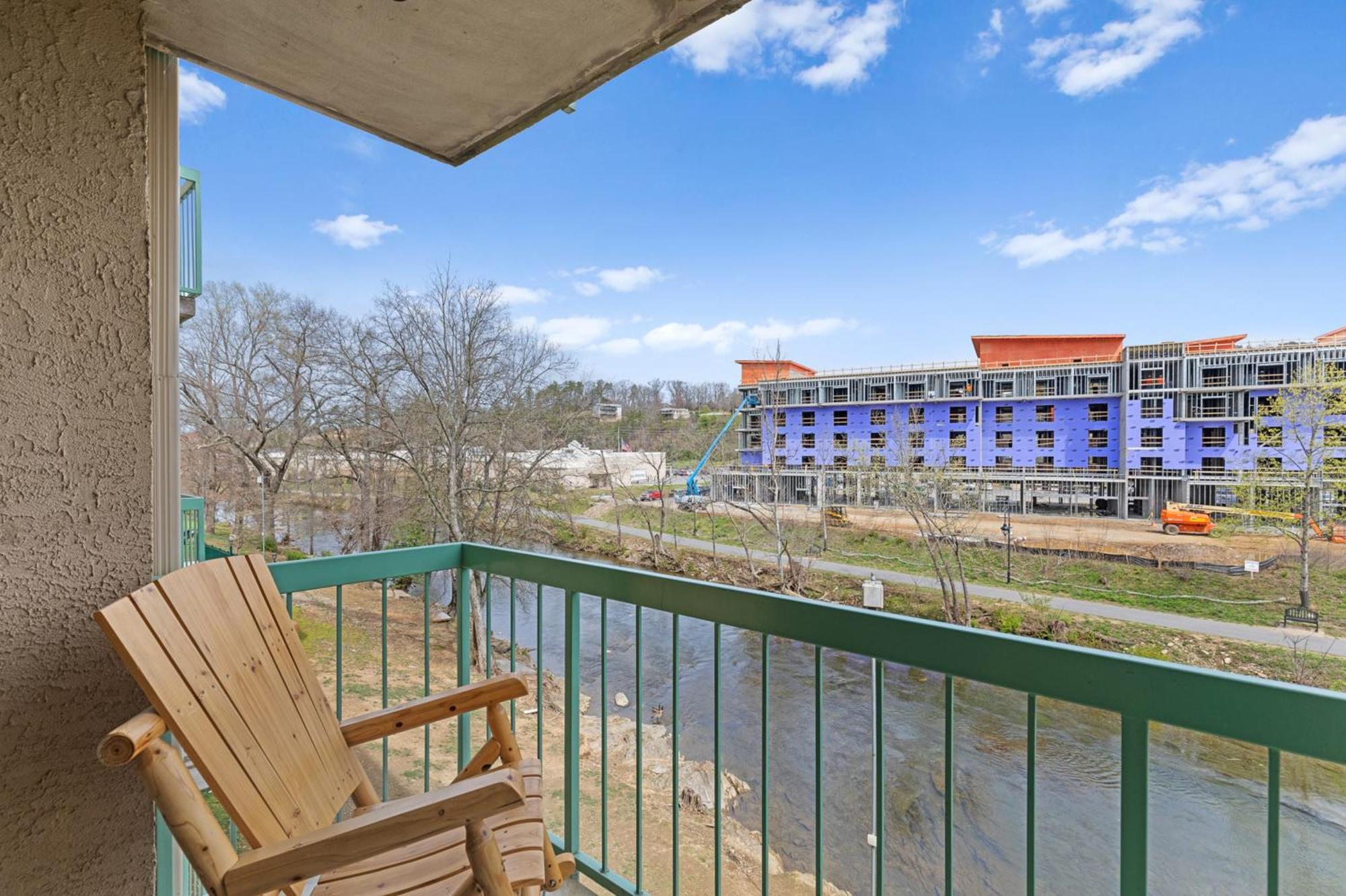 River View W Pool. Close To Many Attractions