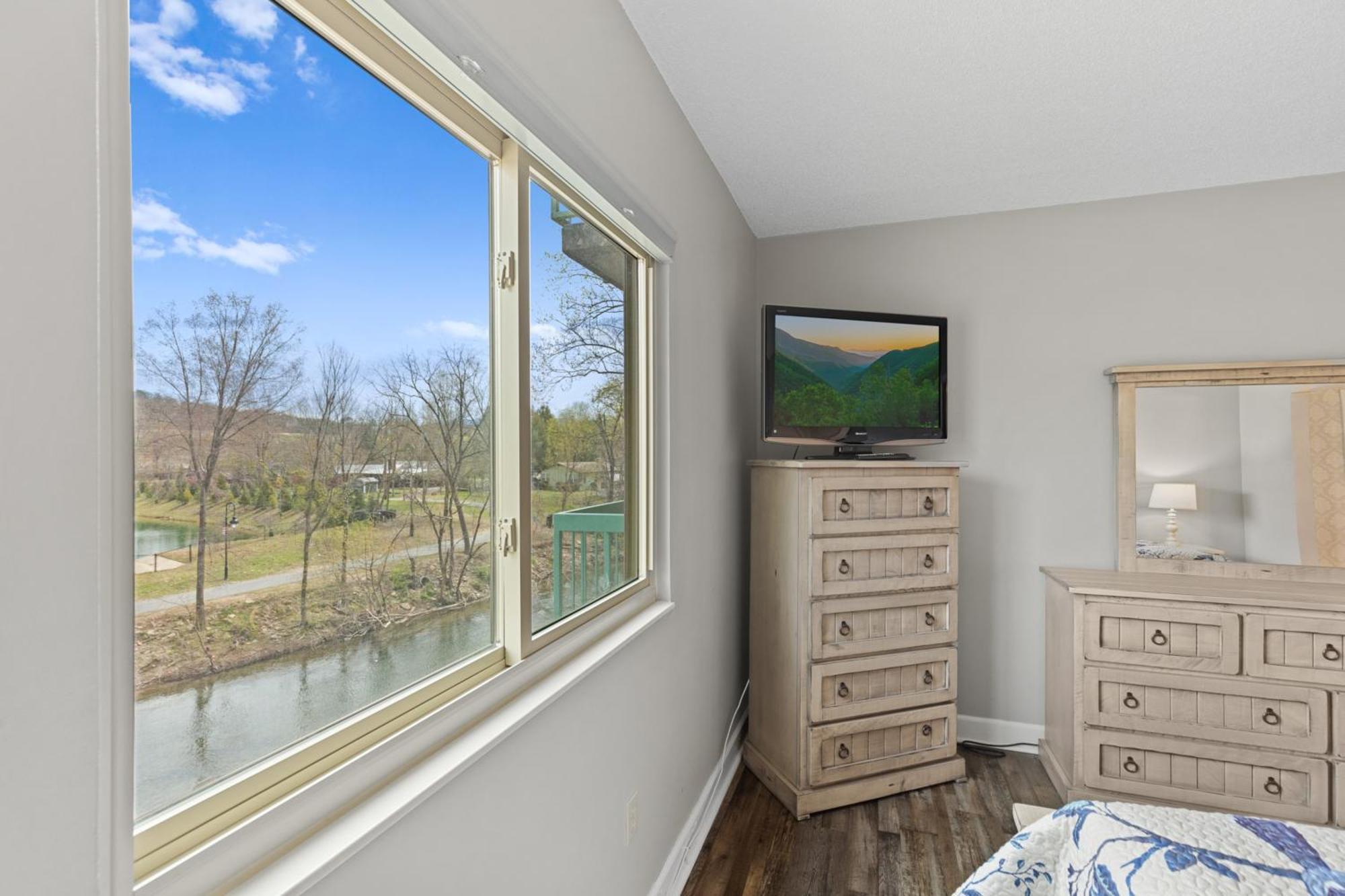 River View W Pool. Close To Many Attractions Apartment *