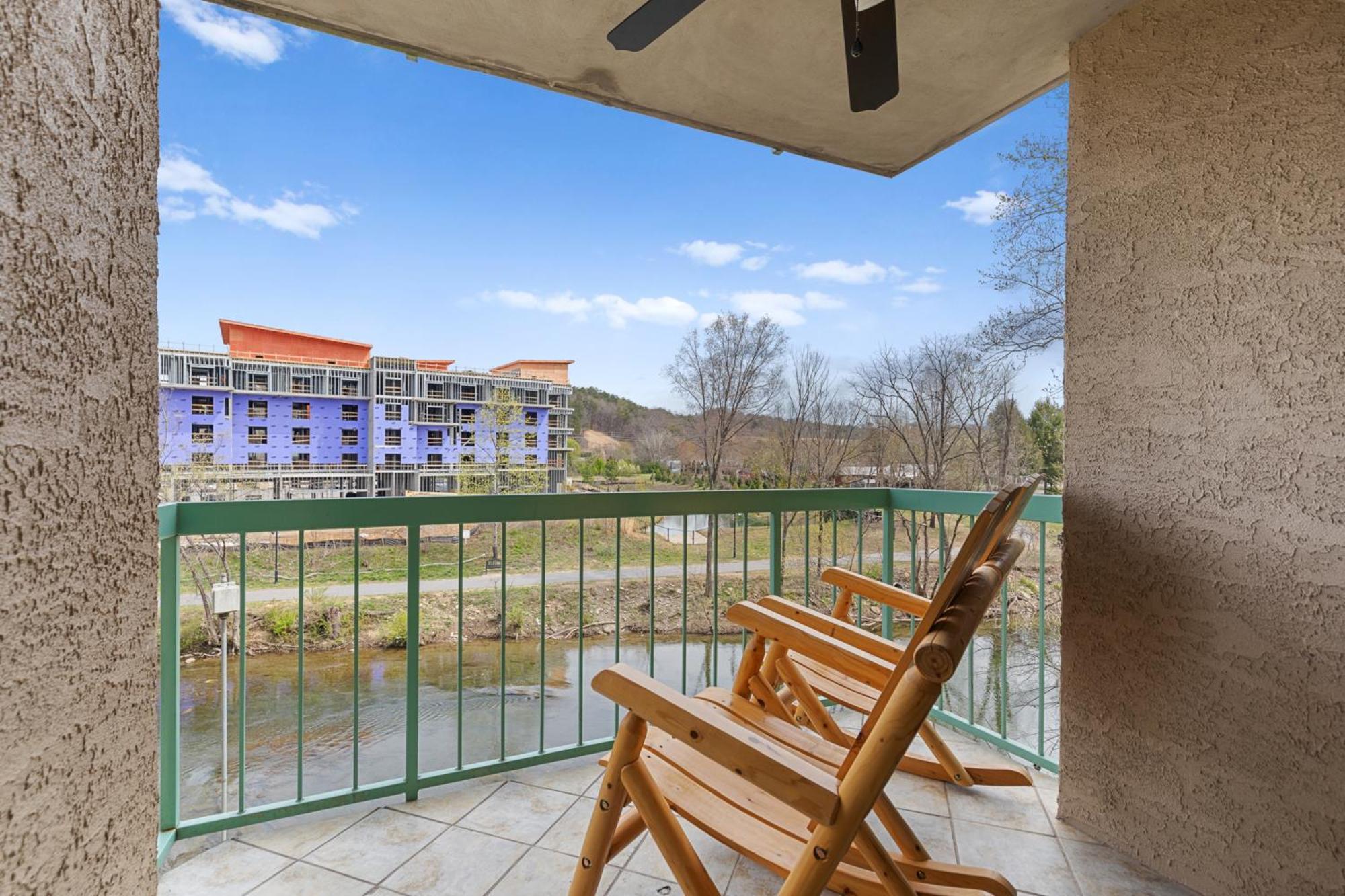 River View W Pool. Close To Many Attractions *