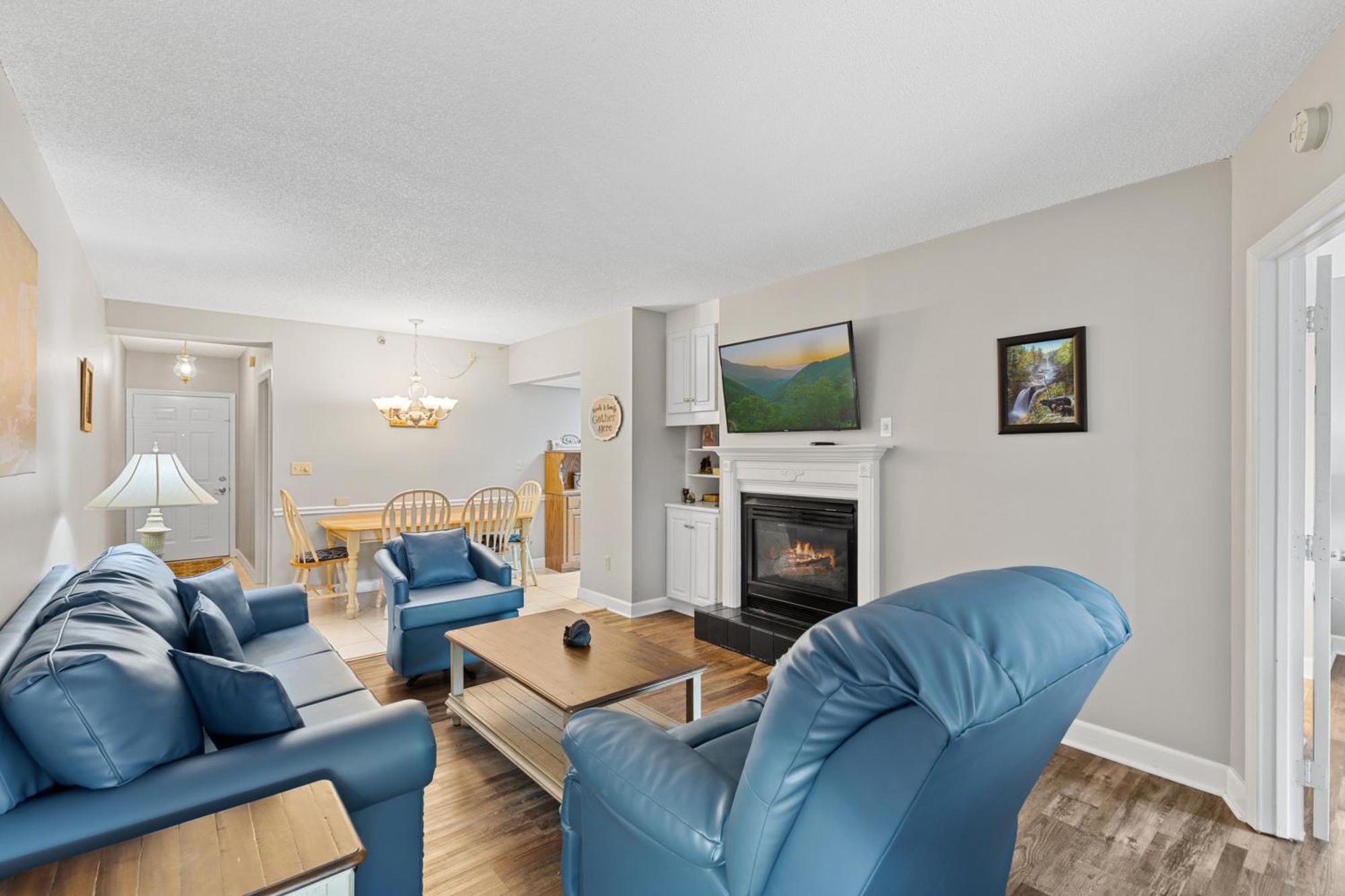 River View W Pool. Close To Many Attractions Apartment