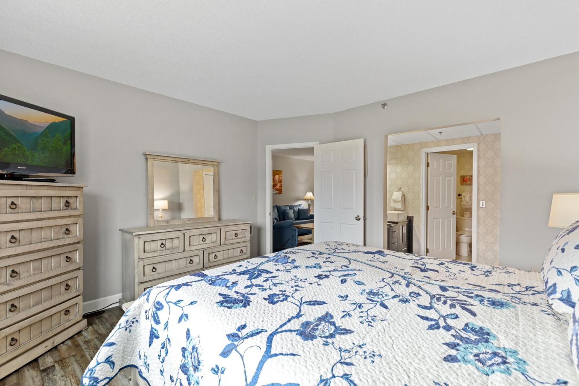 Apartment River View W Pool. Close To Many Attractions *