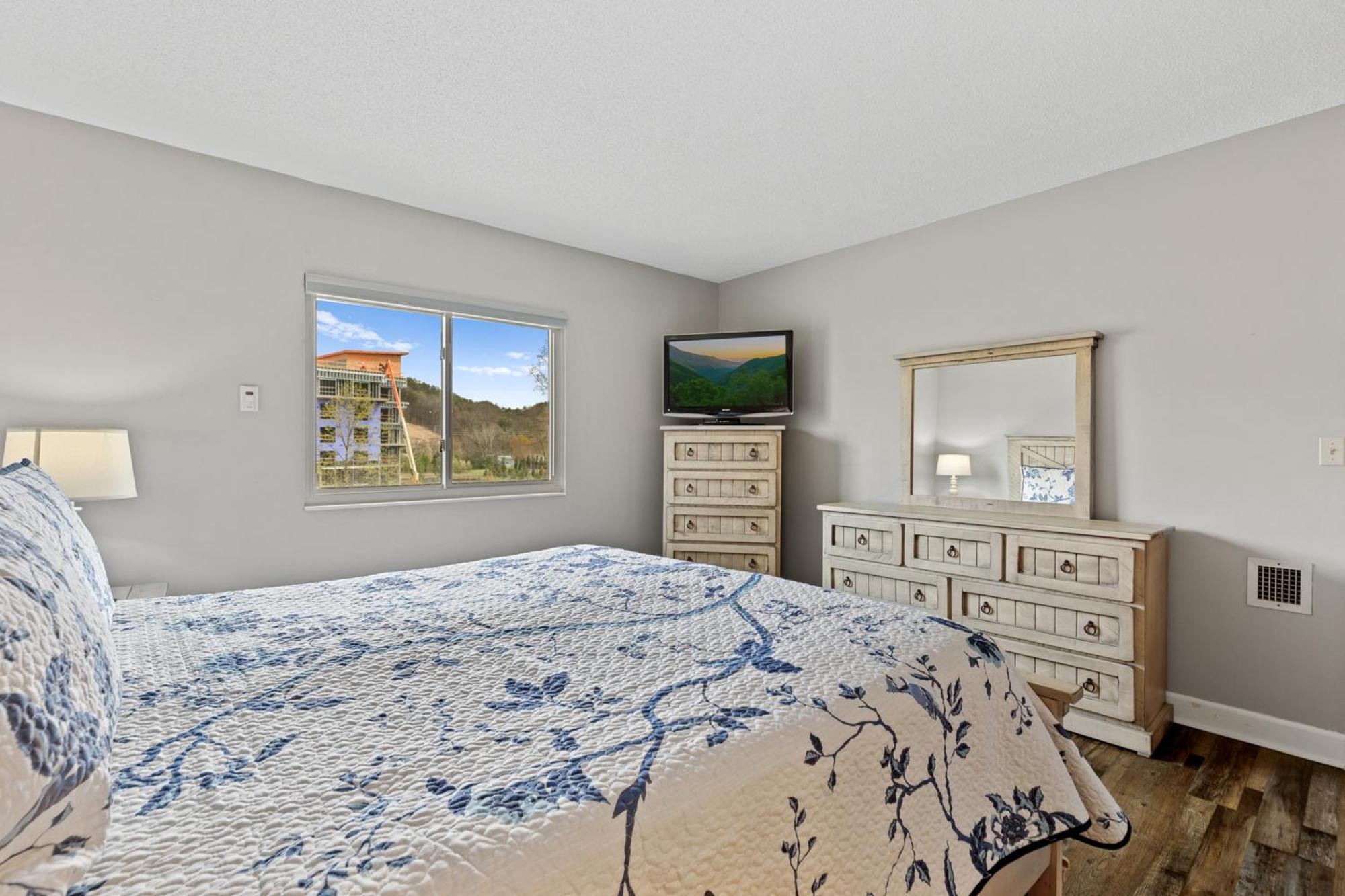 Apartment River View W Pool. Close To Many Attractions