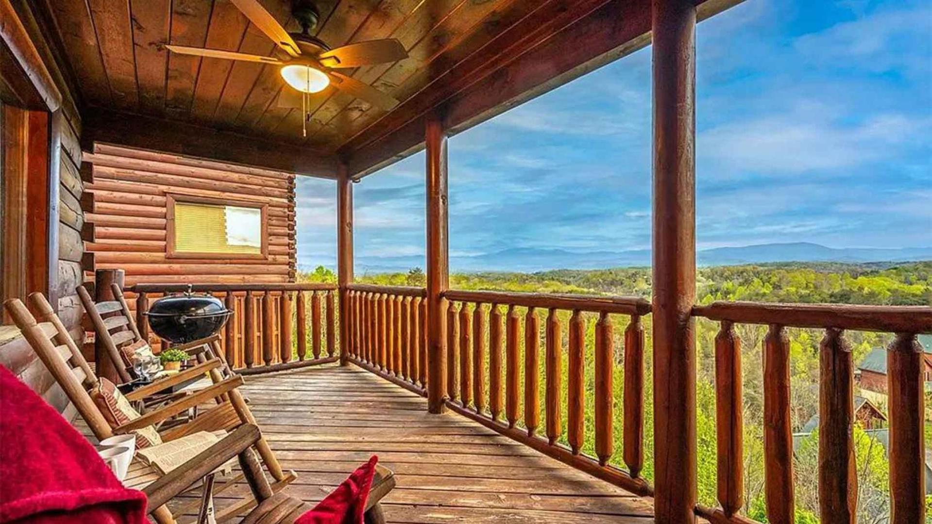 New Majestic 5 Star Amazing View, Pool, Hot Tub! Holiday home Pigeon Forge