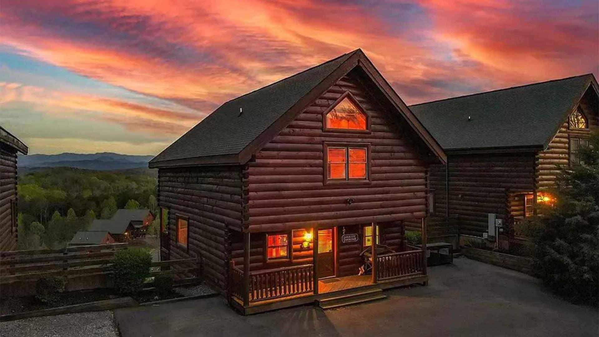 New Majestic 5 Star Amazing View, Pool, Hot Tub!