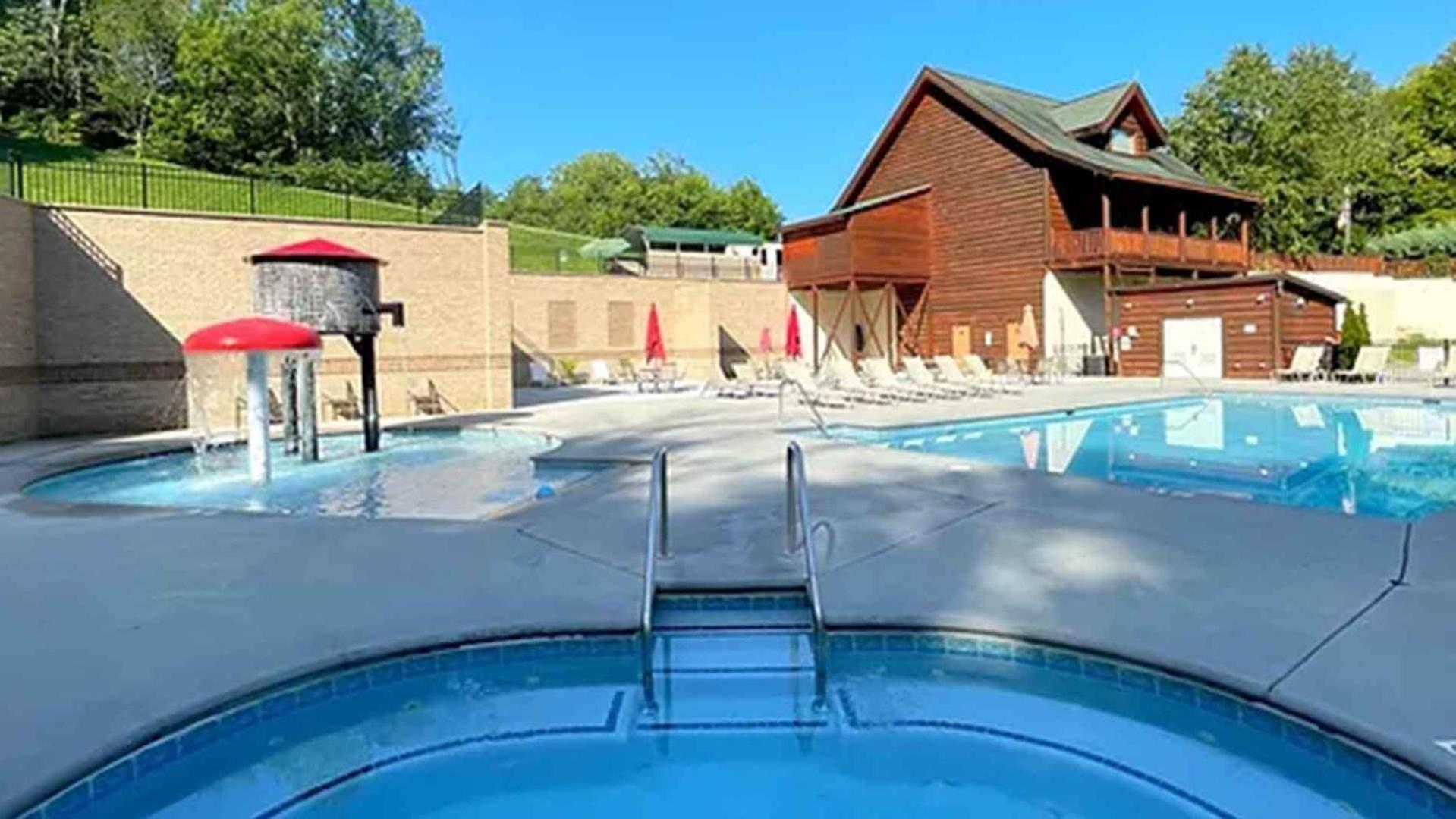 New Majestic 5 Star Amazing View, Pool, Hot Tub! Holiday home Pigeon Forge