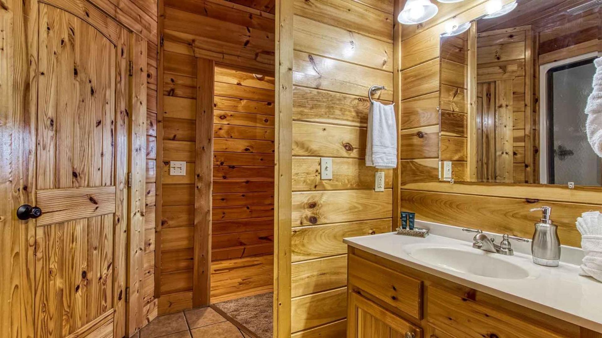 New Majestic 5 Star Amazing View, Pool, Hot Tub! * Pigeon Forge