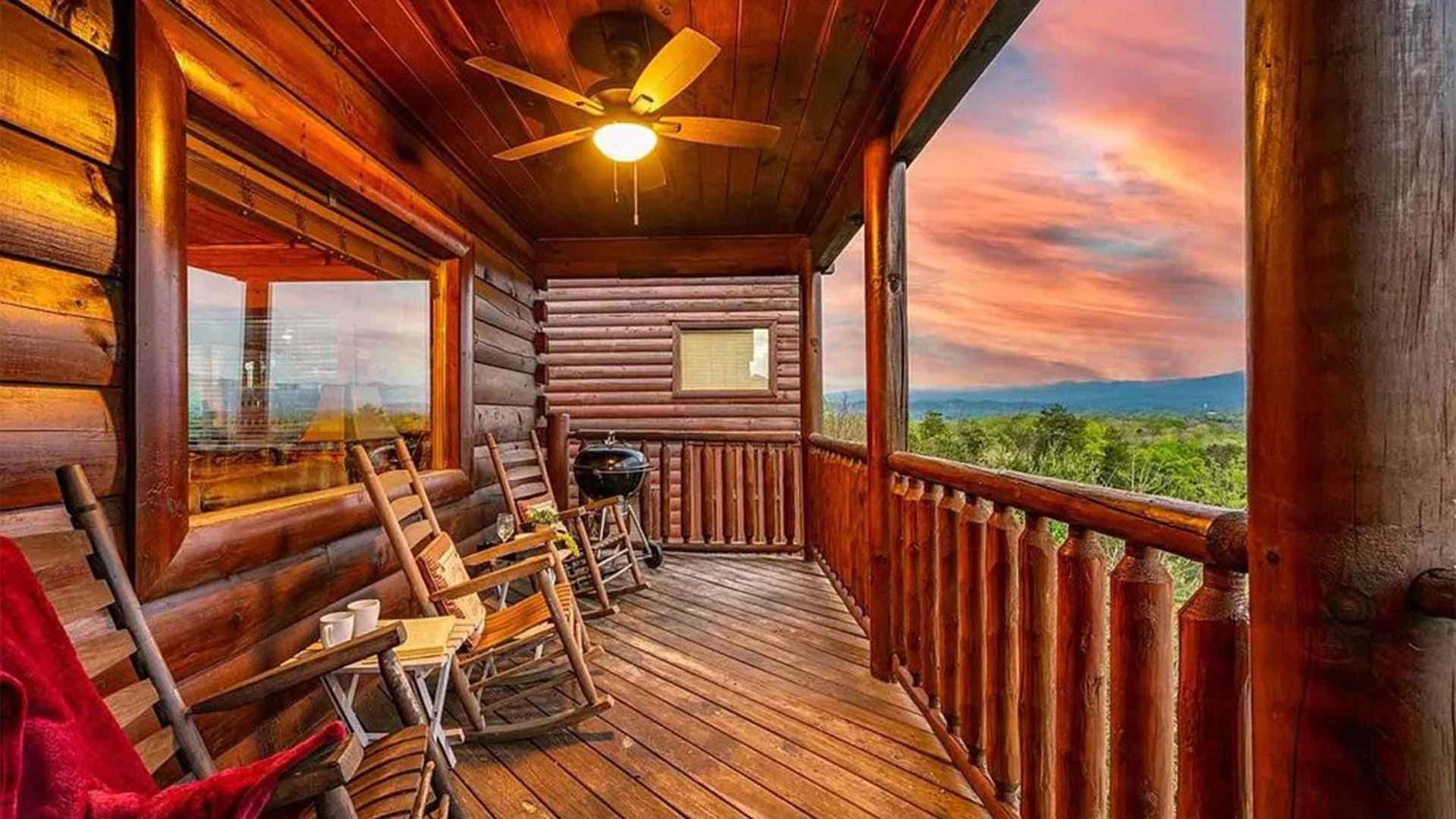 New Majestic 5 Star Amazing View, Pool, Hot Tub! Holiday home Pigeon Forge