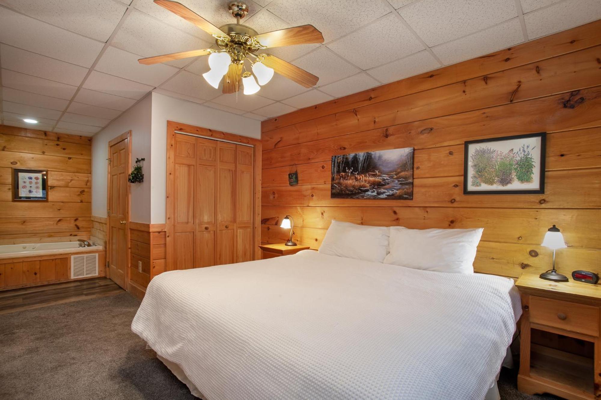 Holiday home 5 Mins To Strip W/ Hot Tub+grill+more *