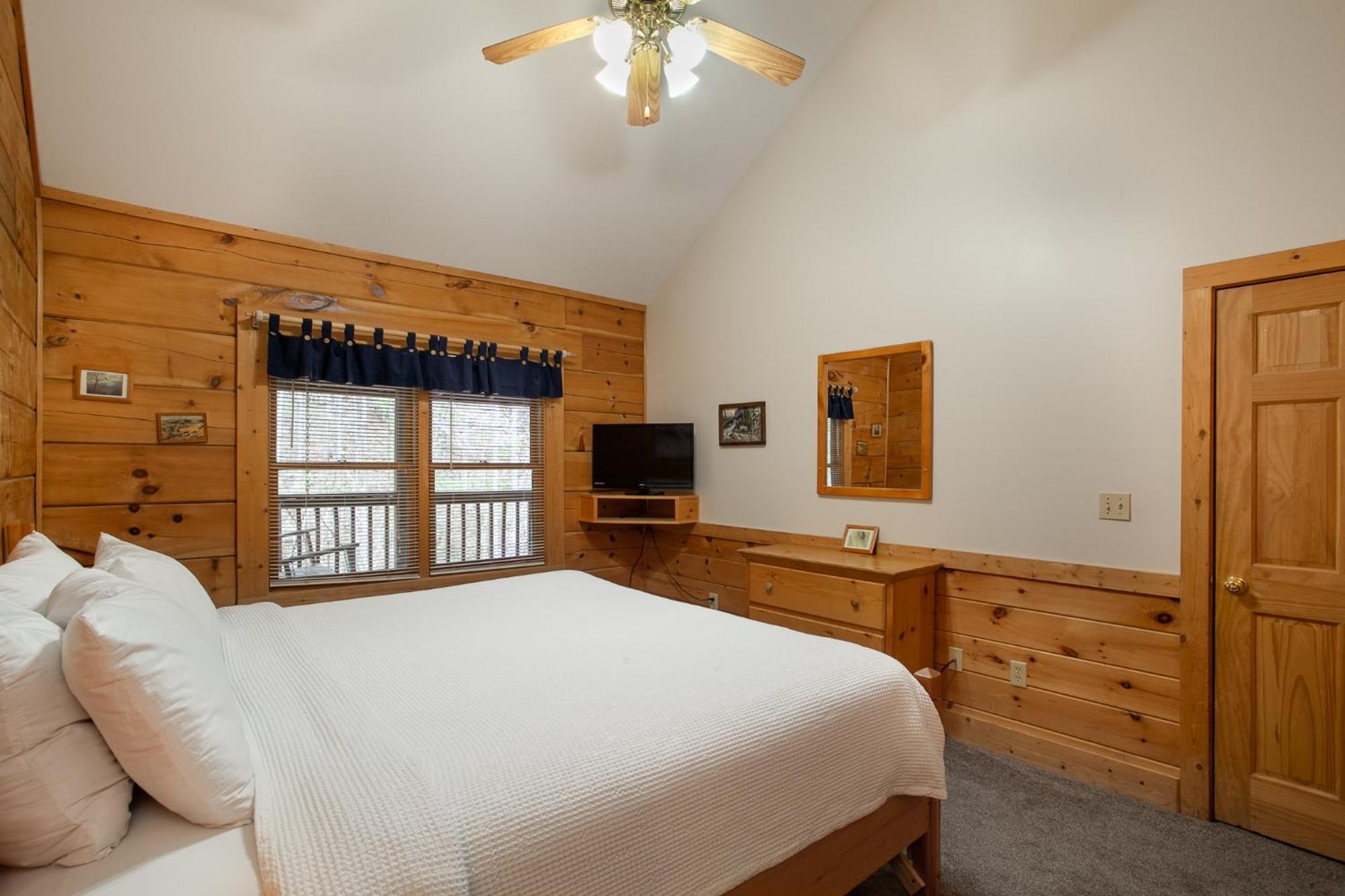 Holiday home 5 Mins To Strip W/ Hot Tub+grill+more *